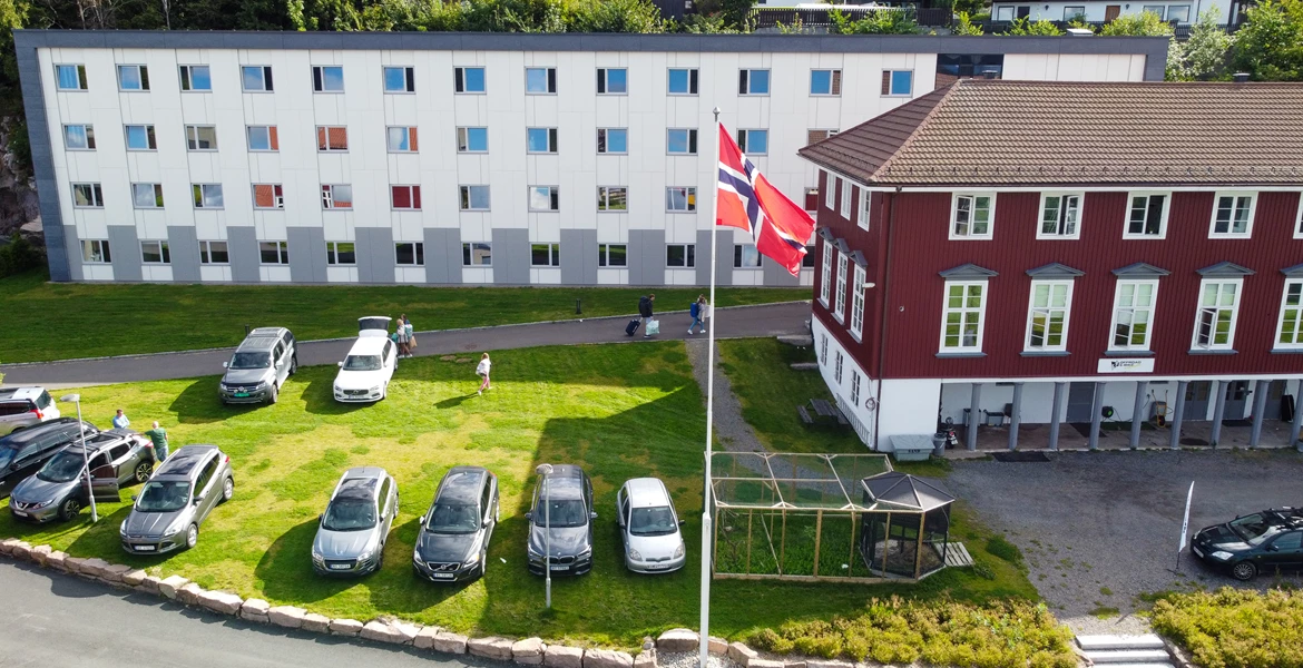 Herregården i rødt og internatet på Rønningen folkehøgskole i Oslo