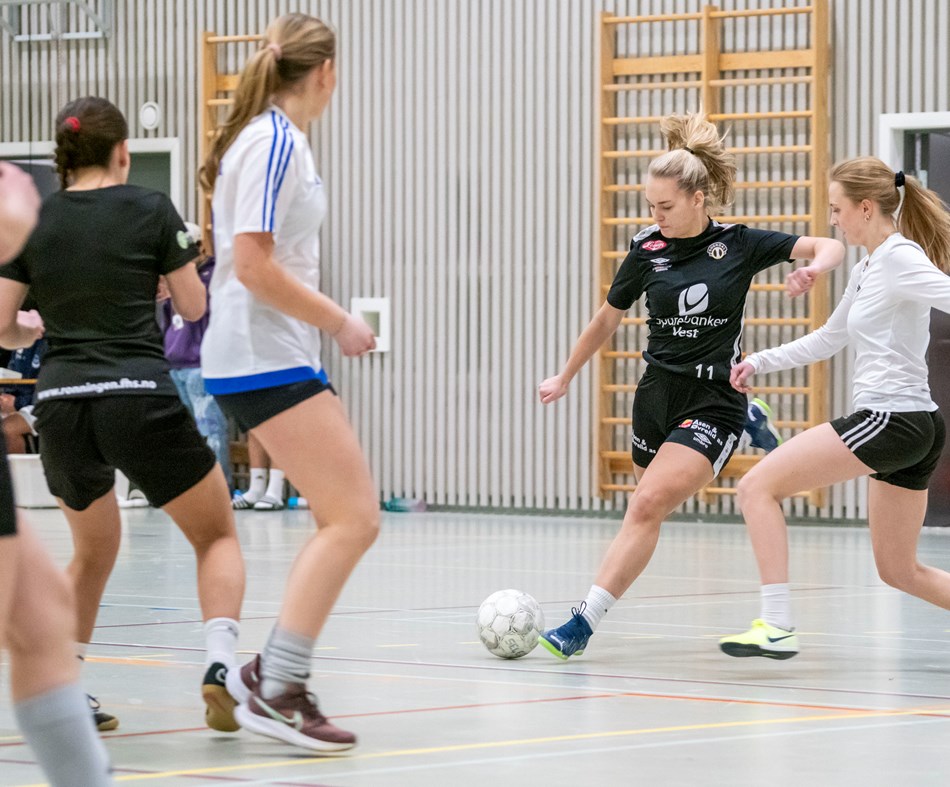 Emma spiller fotball i flerbrukshallen på Rønningen
